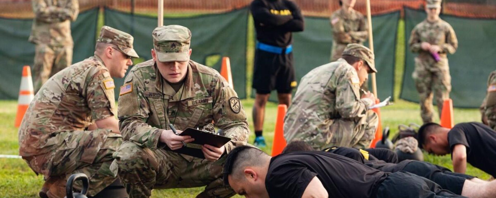 U.S. Army Staff Sgt. Gabriel Wright, a signals intelligence analyst with the 780th Military intelligence Brigade, grades the Hand-Release Push-Up event May 17, 2019, as part of Army Combat Fitness Test Level II Grader validation training, held at Fort Meade, Maryland. A mobile training team from Fort Gordon’s Cyber Center of Excellence NCO Academy in Georgia provided the training by teaching, coaching, and administering the ACFT to 114 NCOs. (U.S. Army Photo by Sgt. 1st Class Osvaldo Equite/Released) (Sgt. 1st Class Osvaldo Equite) - Sputnik International, 1920, 23.03.2024