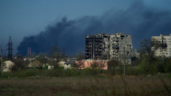 Smoke rises from the grounds of the Azovstal steel plant in the city of Mariupol on April 29, 2022, amid the ongoing Russian military action in Ukraine - Sputnik International