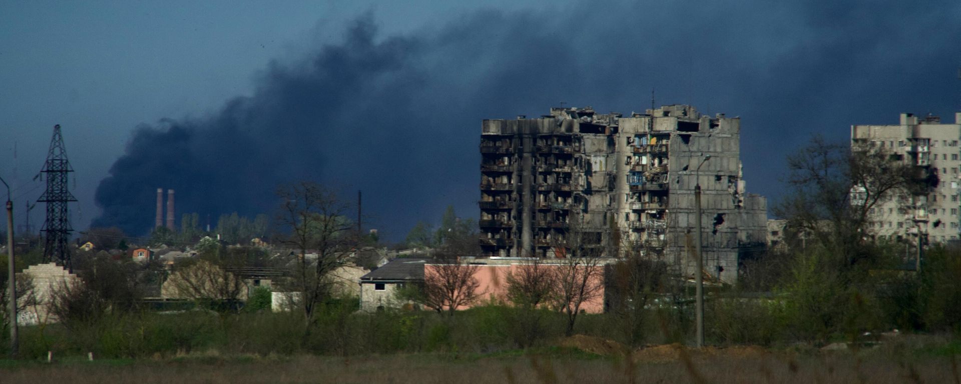 Smoke rises from the grounds of the Azovstal steel plant in the city of Mariupol on April 29, 2022, amid the ongoing Russian military action in Ukraine - Sputnik International, 1920, 07.05.2022