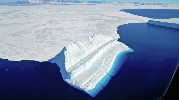 The frigid Antarctic region is an expanse of white ice and blue waters, as pictured in March, 2017, at the U.S. research facility McMurdo Station. - Sputnik International