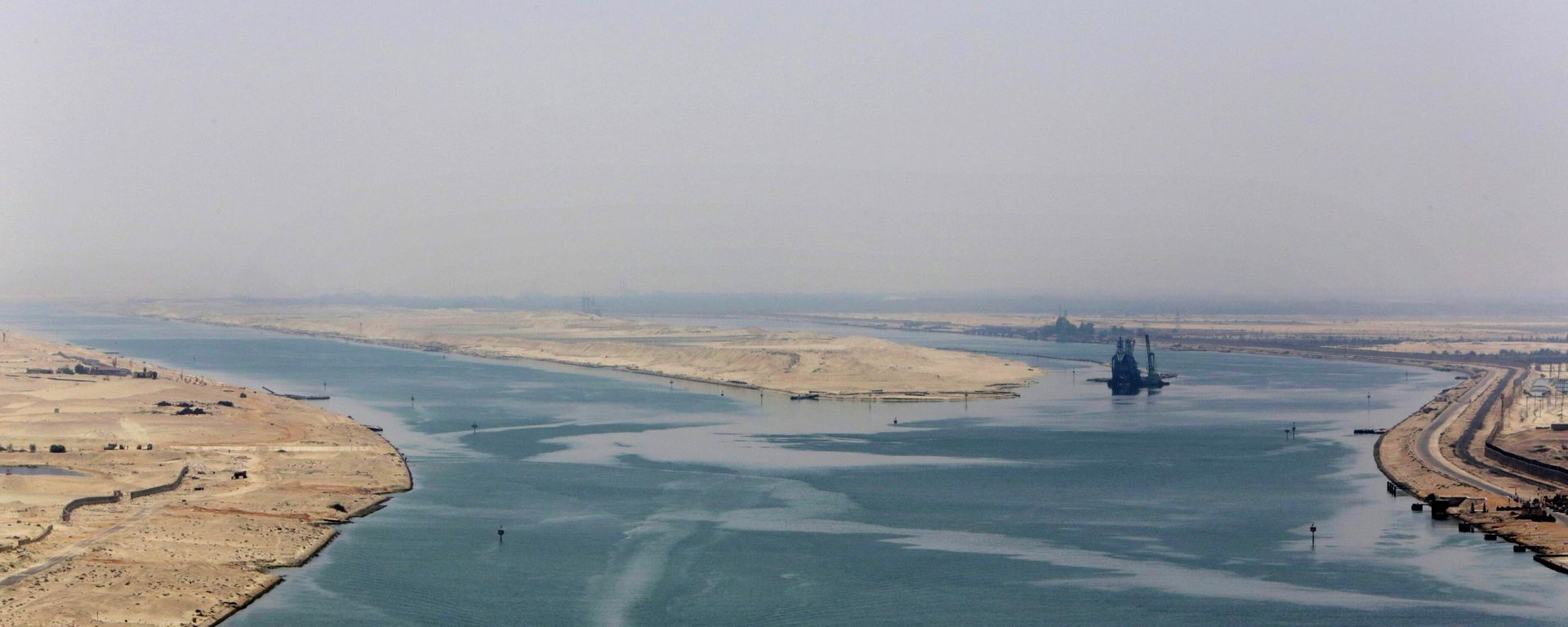 An army zodiac secures the entrance of a new section of the Suez Canal in Ismailia, Egypt, Aug. 6, 2015. - Sputnik International, 1920, 07.02.2024