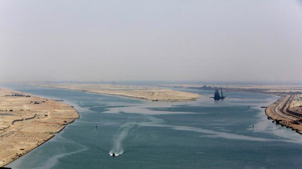 An army zodiac secures the entrance of a new section of the Suez Canal in Ismailia, Egypt, Aug. 6, 2015. - Sputnik International