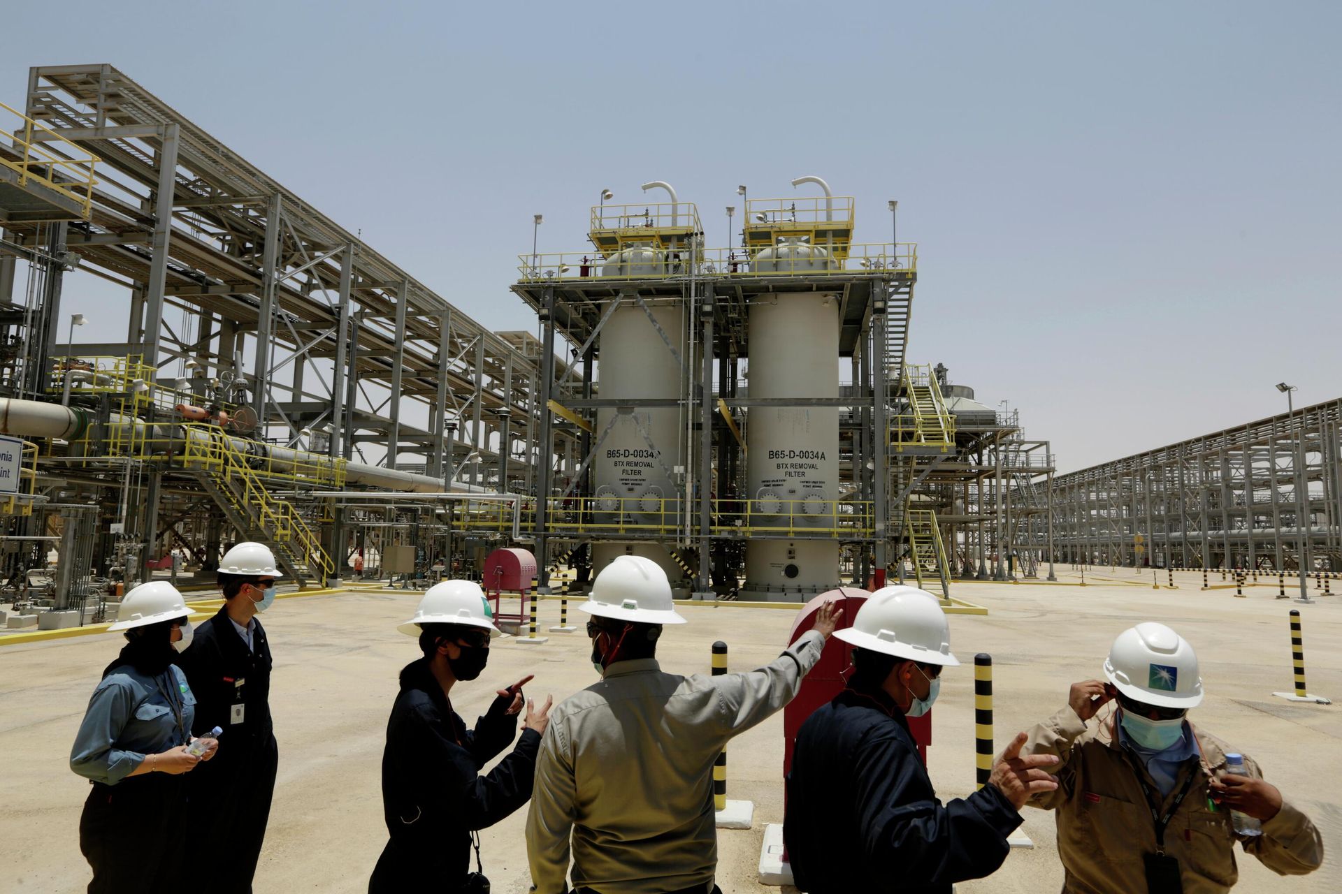 Saudi Aramco engineers and journalists look at the Hawiyah Natural Gas Liquids Recovery Plant, which is designed to process 4.0 billion standard cubic feet per day of sweet gas, a natural gas that does not contain significant amounts of hydrogen sulfide, in Hawiyah, in the Eastern Province of Saudi Arabia, June 28, 2021. - Sputnik International, 1920, 05.06.2023