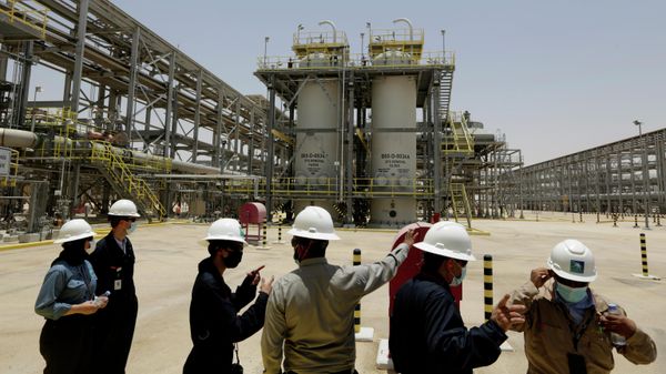 Saudi Aramco engineers and journalists look at the Hawiyah Natural Gas Liquids Recovery Plant, which is designed to process 4.0 billion standard cubic feet per day of sweet gas, a natural gas that does not contain significant amounts of hydrogen sulfide, in Hawiyah, in the Eastern Province of Saudi Arabia, June 28, 2021. - Sputnik International