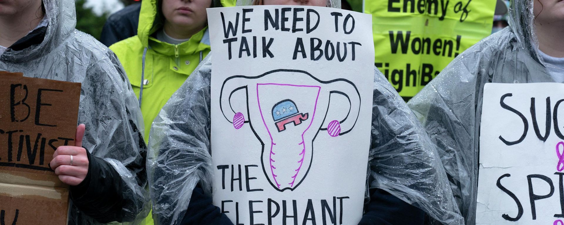 Pro-abortion demonstrators rally for abortion rights outside of the US Supreme Court in Washington, DC, on May 7, 2022 - Sputnik International, 1920, 08.05.2022