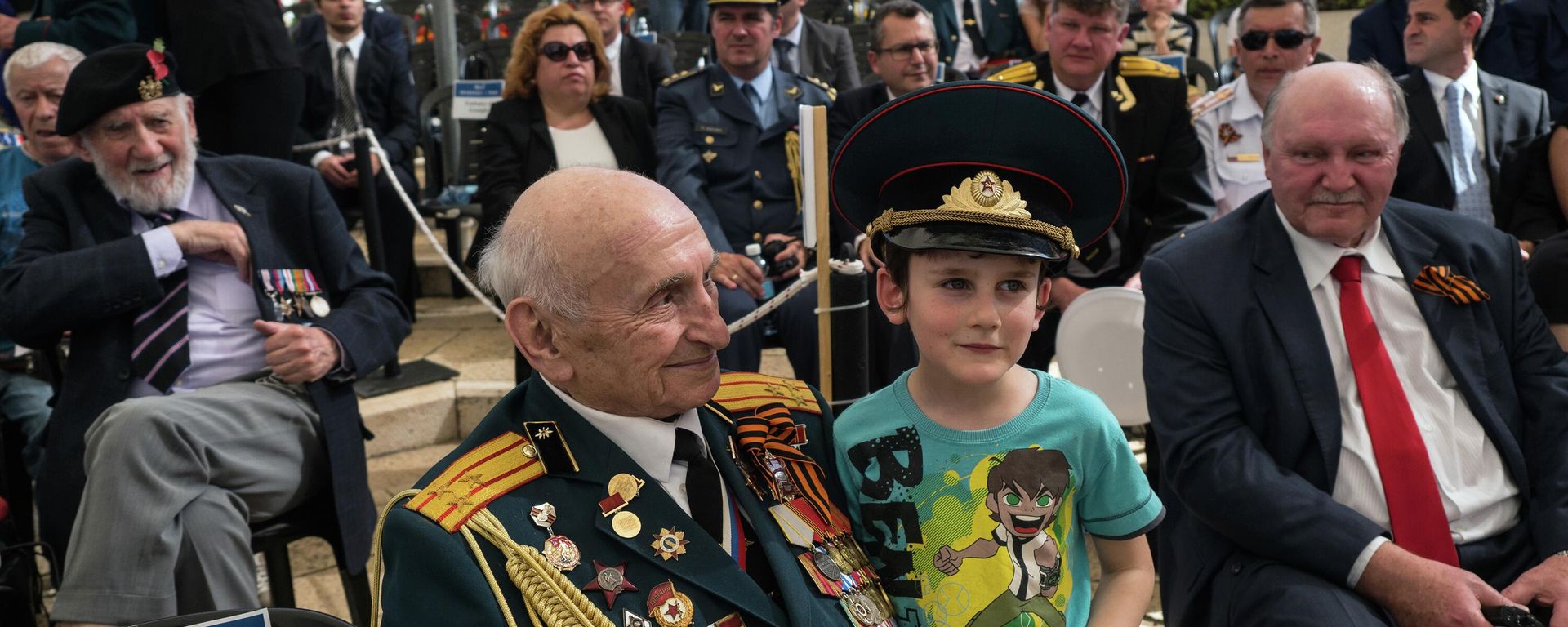 Veteran of the Great Patriotic War Emil Siegel at the ceremony dedicated to the 72nd anniversary of the victory over Nazi Germany on the territory of the Yad Vashem memorial complex in Jerusalem - Sputnik International, 1920, 08.05.2022