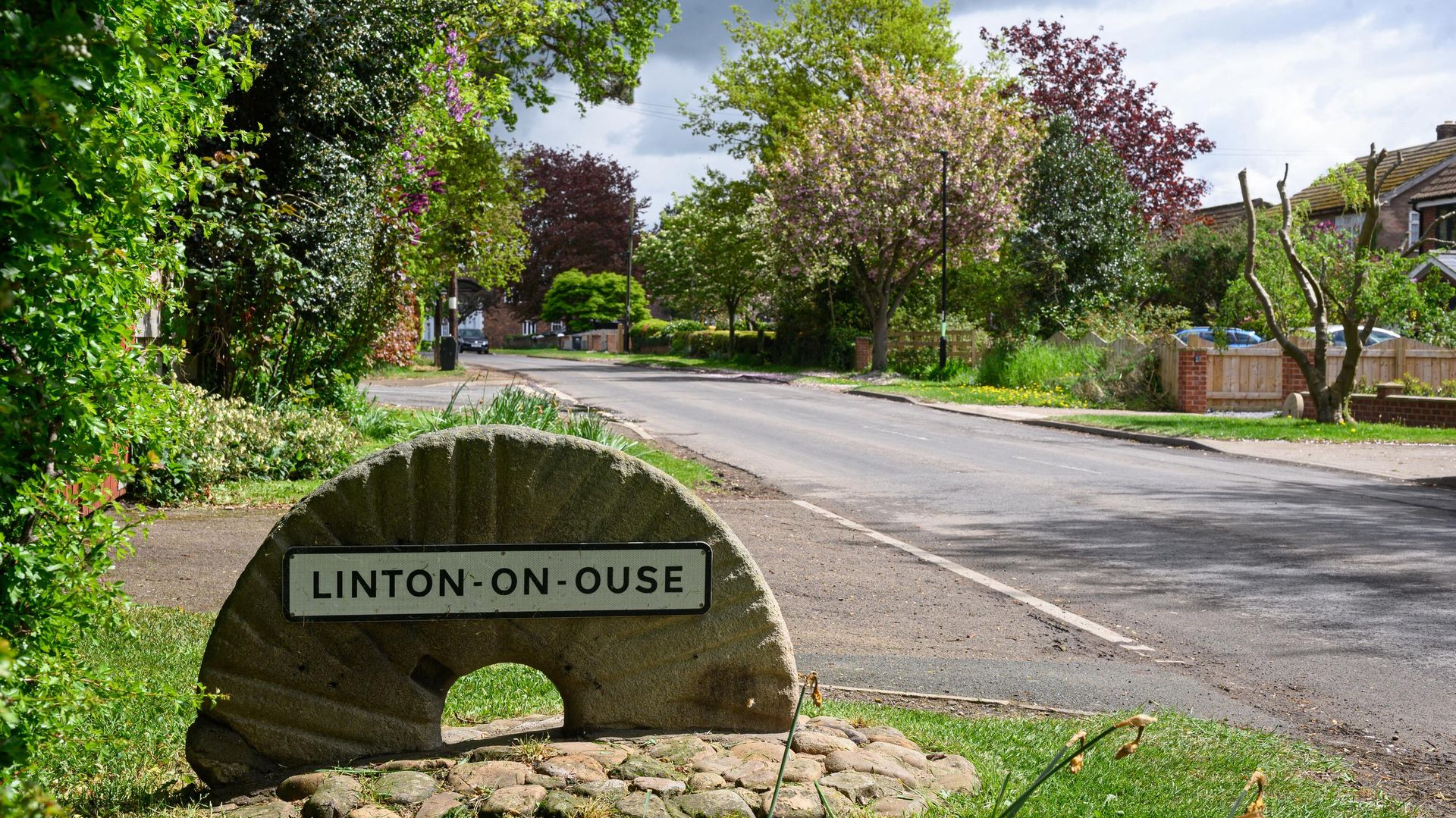 A sign for the village is pictured in the village of Linton-on-Ouse, near York in northern England on May 4, 2022. - The village of Linton-on-Ouse is usually a sleepy place, but its residents are up in arms at a government plan to house over a thousand asylum seekers, whose numbers will dwarf local residents. A sign for the village is pictured in the village of Linton-on-Ouse, near York in northern England on May 4, 2022. - The village of Linton-on-Ouse is usually a sleepy place, but its residents are up in arms at a government plan to house over a thousand asylum seekers, whose numbers will dwarf local residents. - Sputnik International, 1920, 08.05.2022
