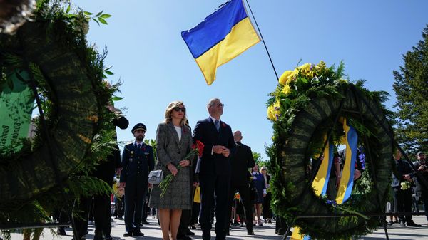 Ukrainian ambassador Andrij Melnyk, center right, and his wife Svitlana attend commemorations to celebrate the end of World War II 77 years ago, at the Soviet War Memorial in Tiergarten, in Berlin, Germany, Sunday, May 8, 2022 - Sputnik International