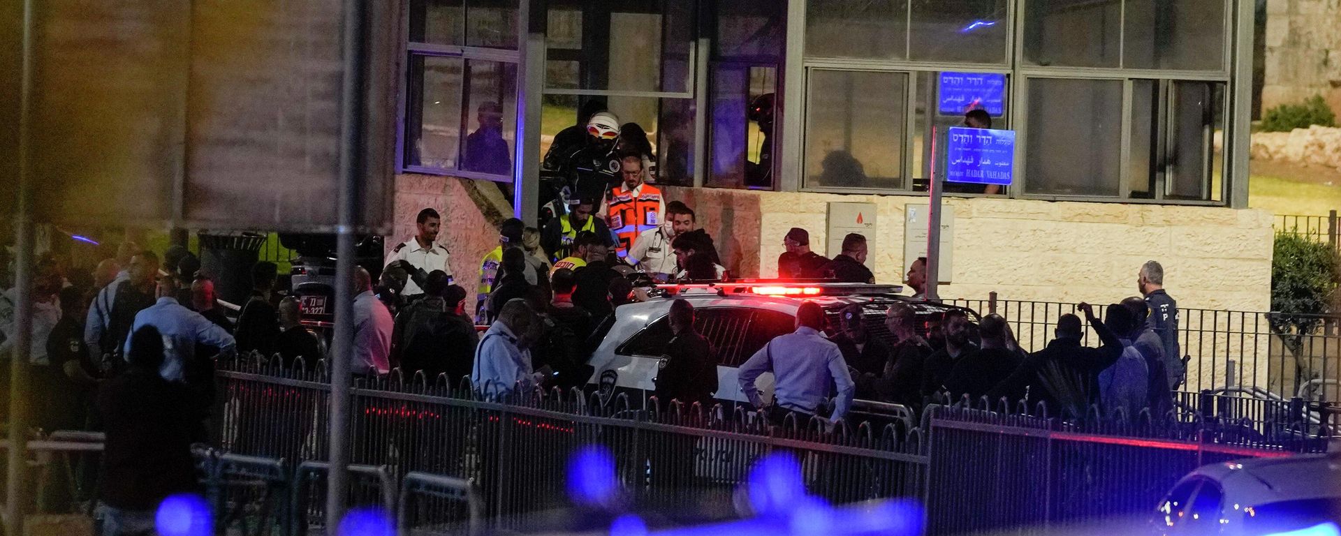 Israeli police officers and paramedics work at a border police checkpoint tower in Damascus Gate in Jerusalem's Old City, Sunday, May 8, 2022. - Sputnik International, 1920, 08.05.2022