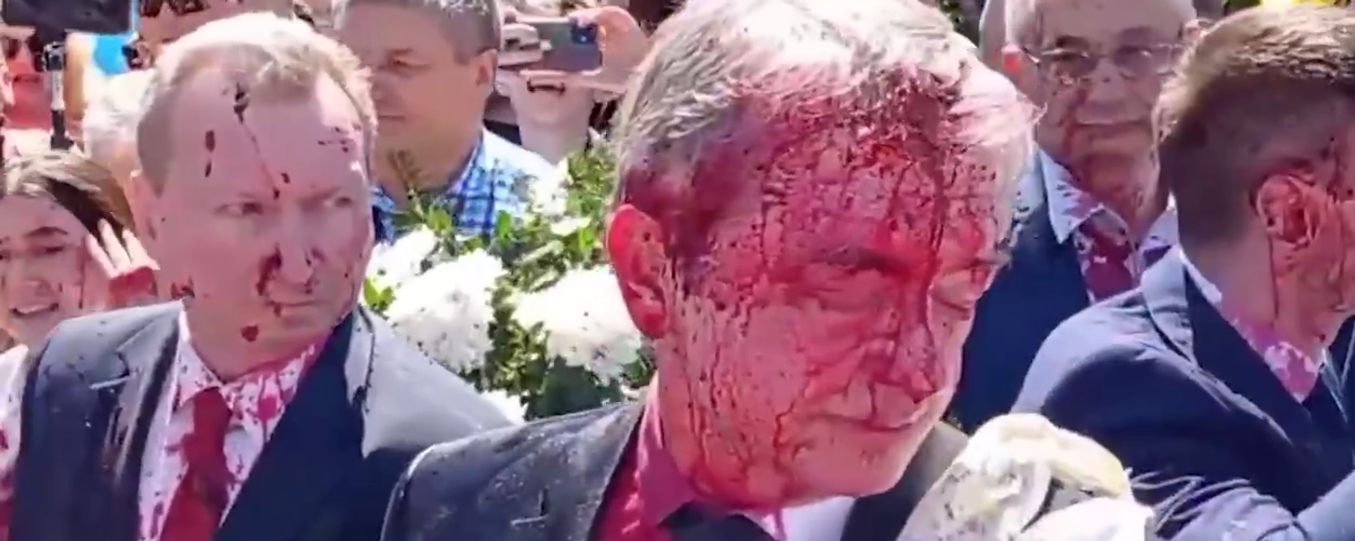 Russian Ambassador to Poland Sergey Andreev was attacked and doused with red paint while trying to lay a wreath at a cemetery of Soviet soldiers in Warsaw - Sputnik International, 1920, 09.05.2022