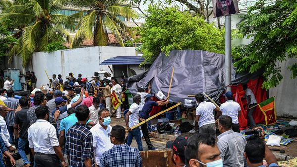 Demonstrators and government supporters clash outside the official residence of Sri Lanka's Prime Minister Mahinda Rajapaksa, in Colombo on 9 May, 2022. - Sputnik International