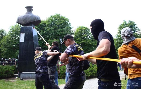 Ukraine started destroying monuments to Soviet commanders and heroes of the Great Patriotic War. The Ukrainian authorities set themselves the task of erasing everything Soviet and Russian from people's memory. Photo: Nationalists use a rope in an attempt to pull down a bust of Marshal Georgy Zhukov near the Palace of Sports in Kharkov.
 - Sputnik International