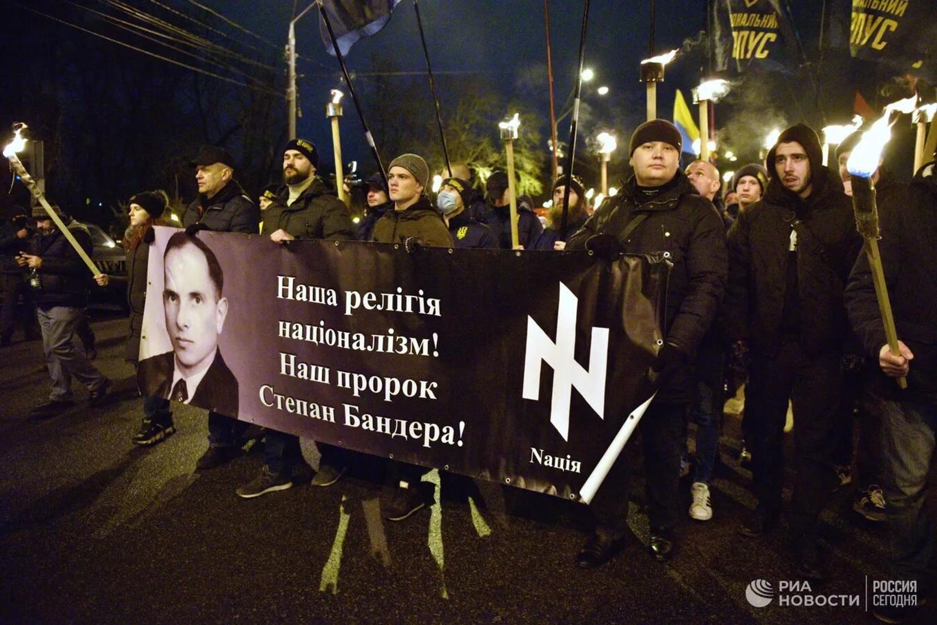 Marchers celebrating the 112th anniversary of the birth of Nazi outlaw Stepan Bandera in Kiev. Ukrainian neo-Nazis modelled their torchlight marches after the ones that took place in Hitler's Germany and attended them with their families. Marchers celebrating the 112th anniversary of the birth of Nazi outlaw Stepan Bandera in Kiev. Ukrainian neo-Nazis modelled their torchlight marches after the ones that took place in Hitler's Germany and attended them with their families. - Sputnik International, 1920, 26.01.2023