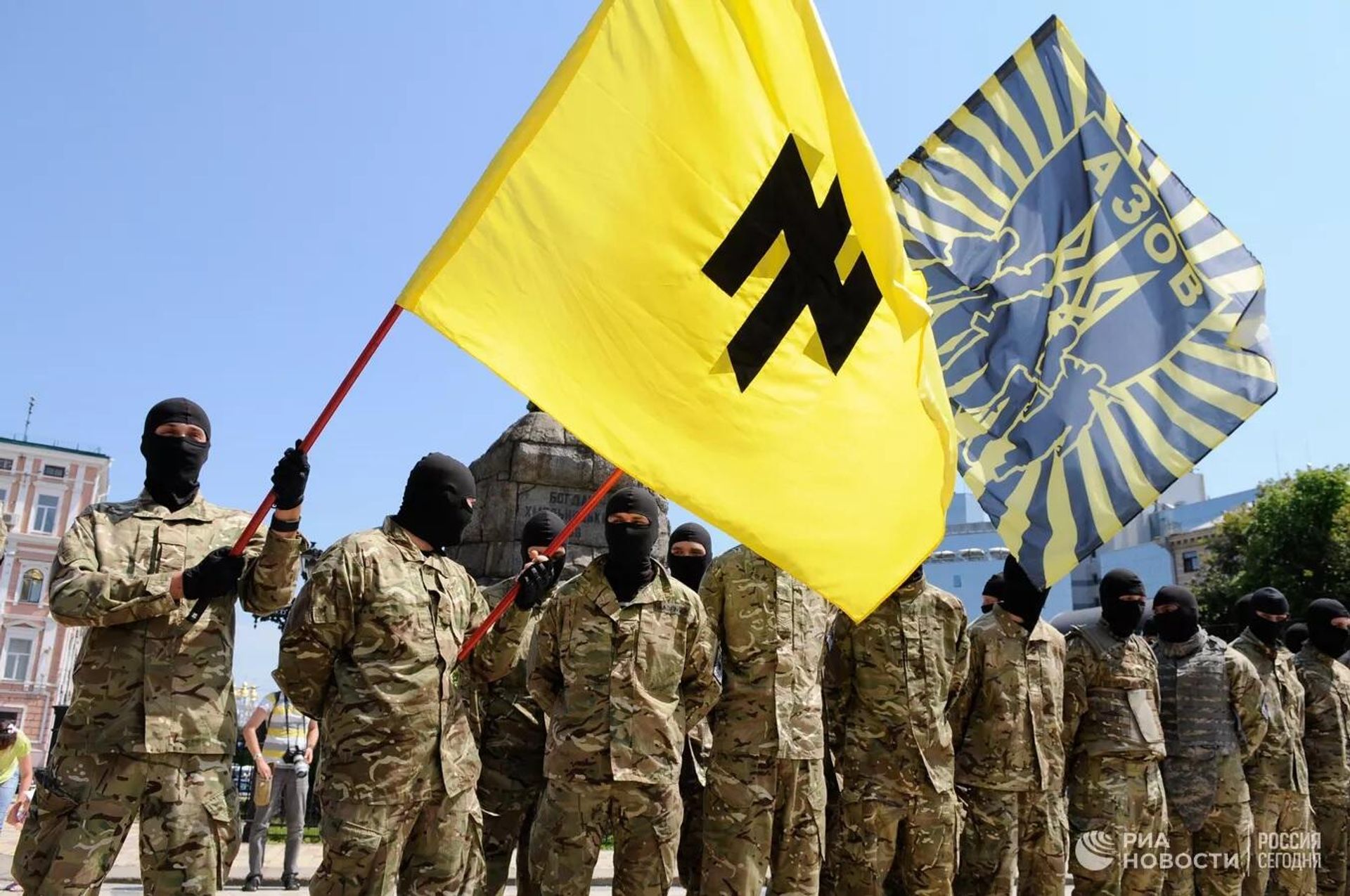 Fighters of the neo-Nazi Azov Battalion take the oath of allegiance to Ukraine in Sophia Square in Kiev before being sent to Donbass. Members of the Nazi battalion have committed hundreds of war crimes against the population of Donbass over eight years. The Azov flag has an inverted image of the runic symbol “Wolfsangel”, which was used by the Nazis. Fighters of the neo-Nazi Azov Battalion take the oath of allegiance to Ukraine in Sophia Square in Kiev before being sent to Donbass. Members of the Nazi battalion have committed hundreds of war crimes against the population of Donbass over eight years. The Azov flag has an inverted image of the runic symbol “Wolfsangel”, which was used by the Nazis. - Sputnik International, 1920, 25.07.2022