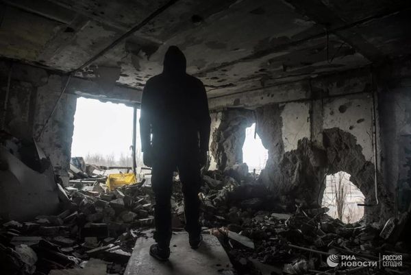 A residential building in the Kievsky district of Donetsk after shelling by the Ukrainian Armed Forces. Large-calibre shells pierced through the concrete walls. - Sputnik International