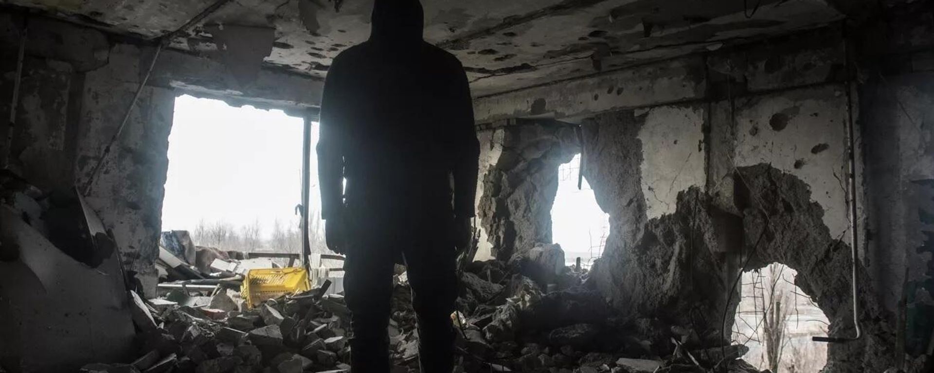 A residential building in the Kievsky district of Donetsk after shelling by the Ukrainian Armed Forces. Large-calibre shells pierced through the concrete walls. - Sputnik International, 1920, 30.03.2023
