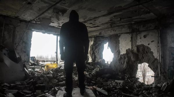A residential building in the Kievsky district of Donetsk after shelling by the Ukrainian Armed Forces. Large-calibre shells pierced through the concrete walls. - Sputnik International