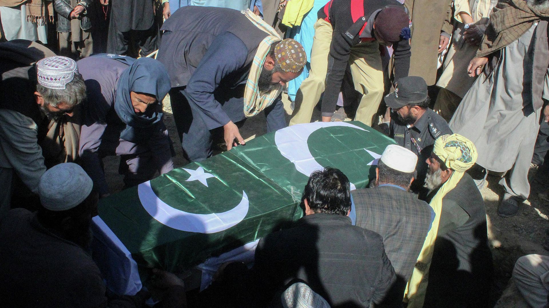 Security officials along with relatives bury the coffin of a slain policeman, killed in an attack claimed by the Tehreek-e-Taliban Pakistan (TTP), during his funeral in the border town of Chaman on January 28, 2022. Security officials along with relatives bury the coffin of a slain policeman, killed in an attack claimed by the Tehreek-e-Taliban Pakistan (TTP), during his funeral in the border town of Chaman on January 28, 2022. - Sputnik International, 1920, 09.05.2022