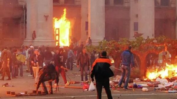 Shortly before the tragedy, members of radical pro-Maidan nationalist groups as well as “Ultras” football hooligans arrived in Odessa and staged a march “For the Unity of Ukraine”, which ended in clashes, with thugs setting fire to the tents set up by anti-Maidan protesters on Kulikovo Pole Square. Anti-Maidan activists tried to defend themselves by retreating to the Trade Unions House. The radicals blocked the exits of the building. A fire soon broke out. - Sputnik International