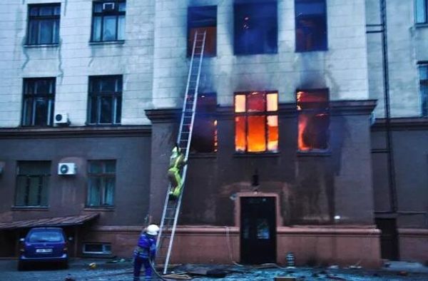 When the fire brigade arrived, a fire was raging inside the Trade Unions House. - Sputnik International