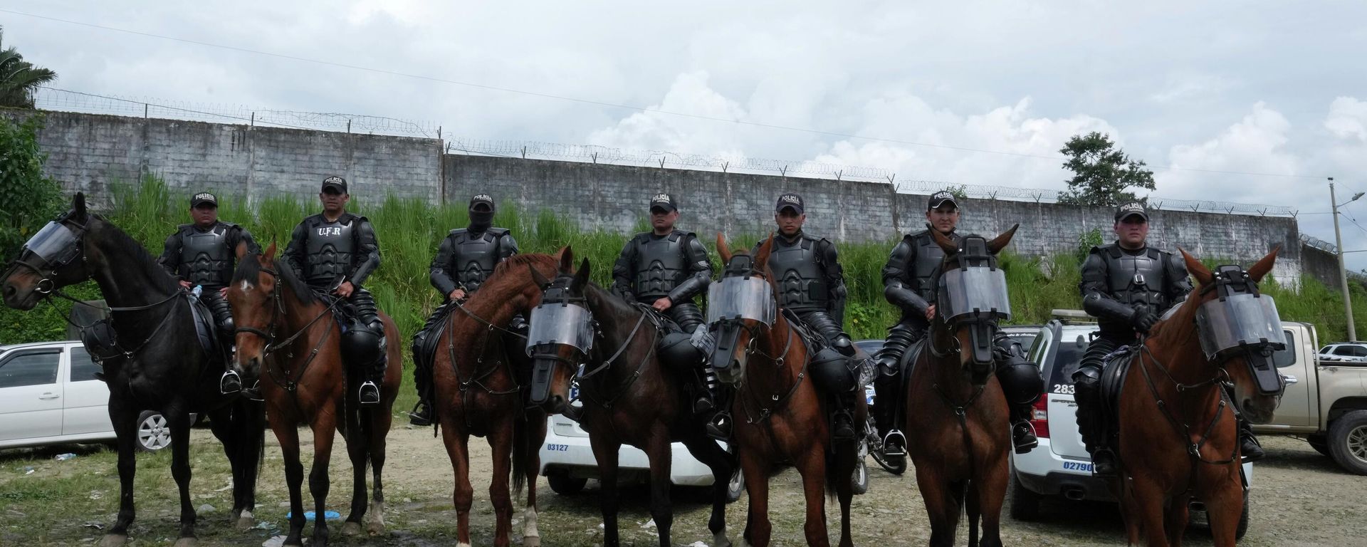 A helicopter overflies Bellavista prison where a deadly riot broke out overnight in Santo Domingo de los Tsachilas, Ecuador, Monday, May 9, 2022. - Sputnik International, 1920, 09.05.2022