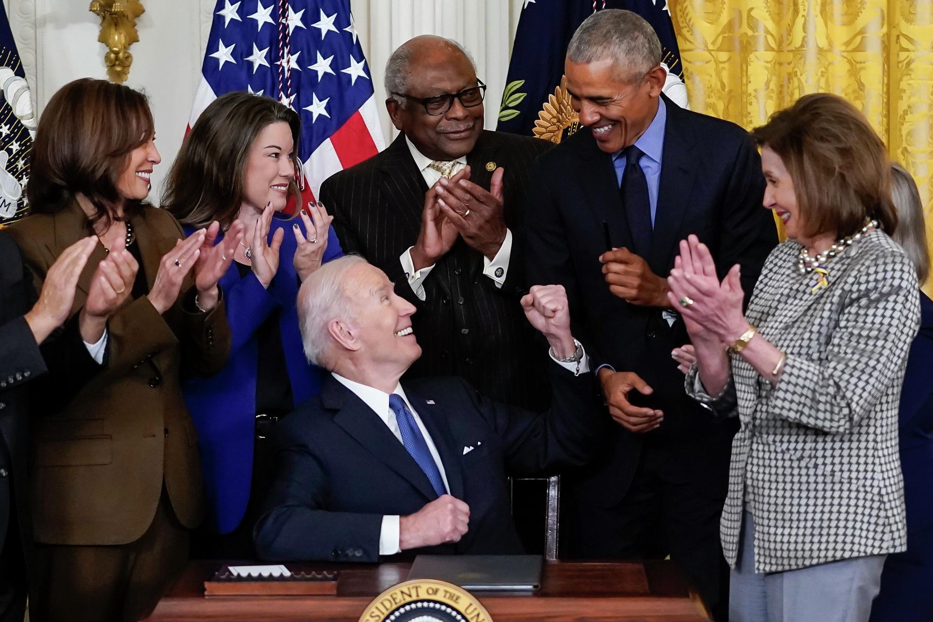 President Joe Biden looks to former President Barack Obama after signing an executive order during and event about the Affordable Care Act, in the East Room of the White House in Washington, April 5, 2022. - Sputnik International, 1920, 10.05.2022