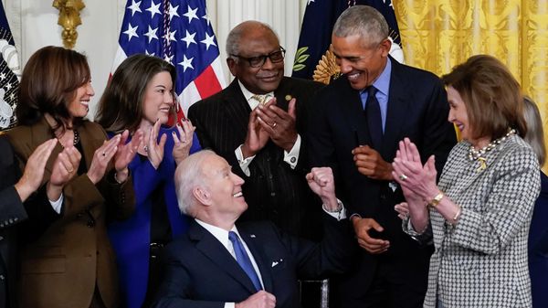 President Joe Biden looks to former President Barack Obama after signing an executive order during and event about the Affordable Care Act, in the East Room of the White House in Washington, April 5, 2022. - Sputnik International