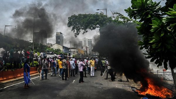 Demonstrators and government supporters clash outside the official residence of Sri Lanka's Prime Minister Mahinda Rajapaksa, in Colombo on May 9, 2022. - - Sputnik International
