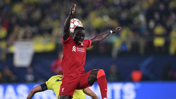 Villarreal's Spanish defender Raul Albiol (L) vies with Liverpool's Senegalese forward Sadio Mane during the UEFA Champions League semi final second leg football match between Liverpool and Villarreal CF at La Ceramica stadium in Vila-real on May 3, 2022. - Sputnik International