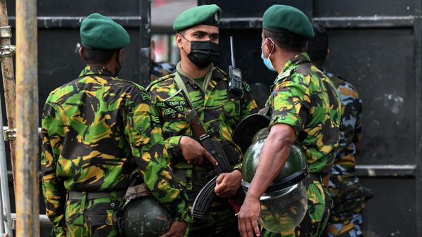 Security personnel stand guard near Sri Lanka's former prime minister Mahinda Rajapaksa's official residence 'Temple Trees', a day after they were torched by protesters in Colombo on May 10, 2022. - Sputnik International