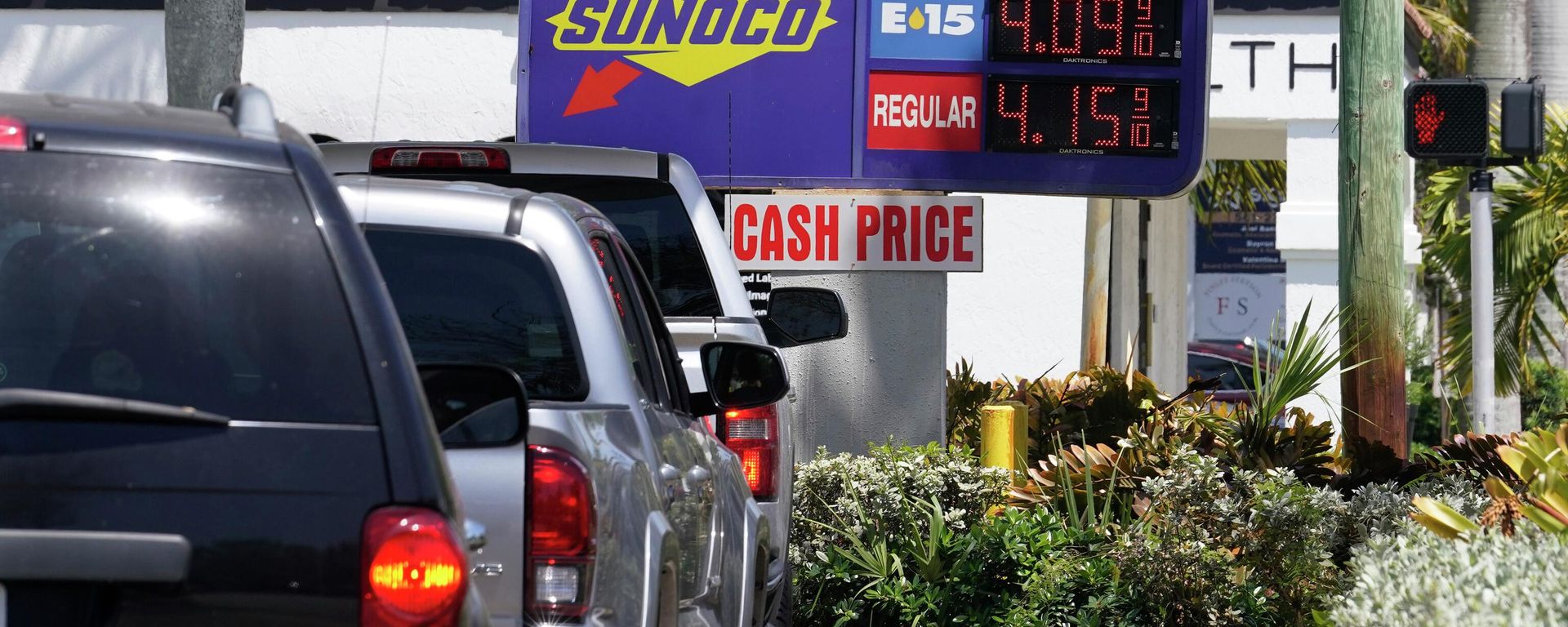 FILE - Cars line up at a Sunoco gas station offering high-level ethanol-gasoline blends at a cost below regular gasoline, on April 13, 2022, in Delray Beach, Fla. Just as Americans gear up for summer road trips, the price of oil remains stubbornly high, pushing prices at the gas pump to painful heights. AAA said Tuesday, May 10, 2022, drivers are paying $4.37 for a gallon of regular gasoline. - Sputnik International, 1920, 10.05.2022