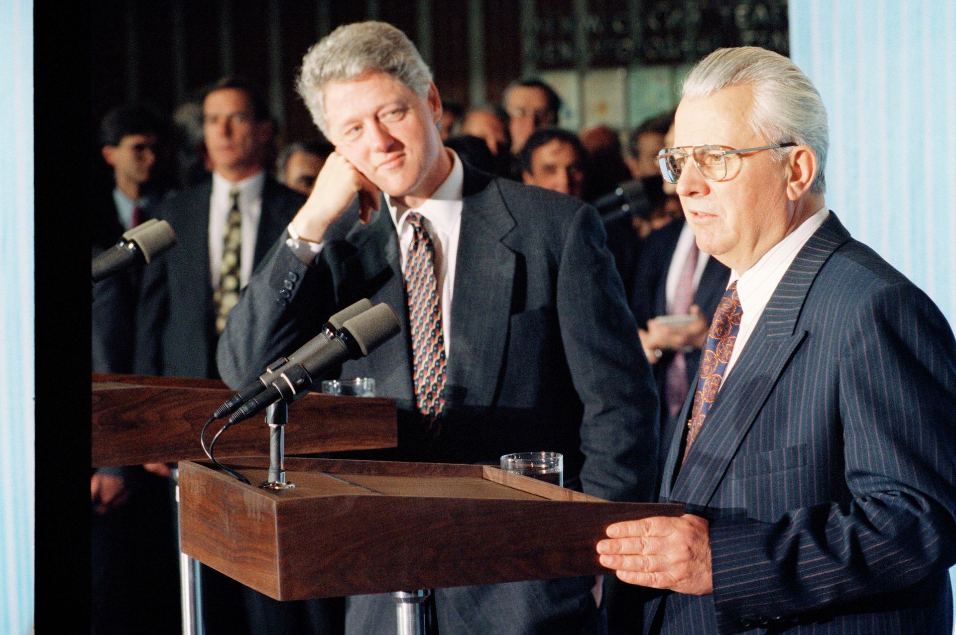 President Bill Clinton listens as Ukrainian President Leonid Kravchuk, right, answers questions at a joint news conference at Kiev's airport, Jan. 12, 1994 - Sputnik International, 1920, 11.05.2022