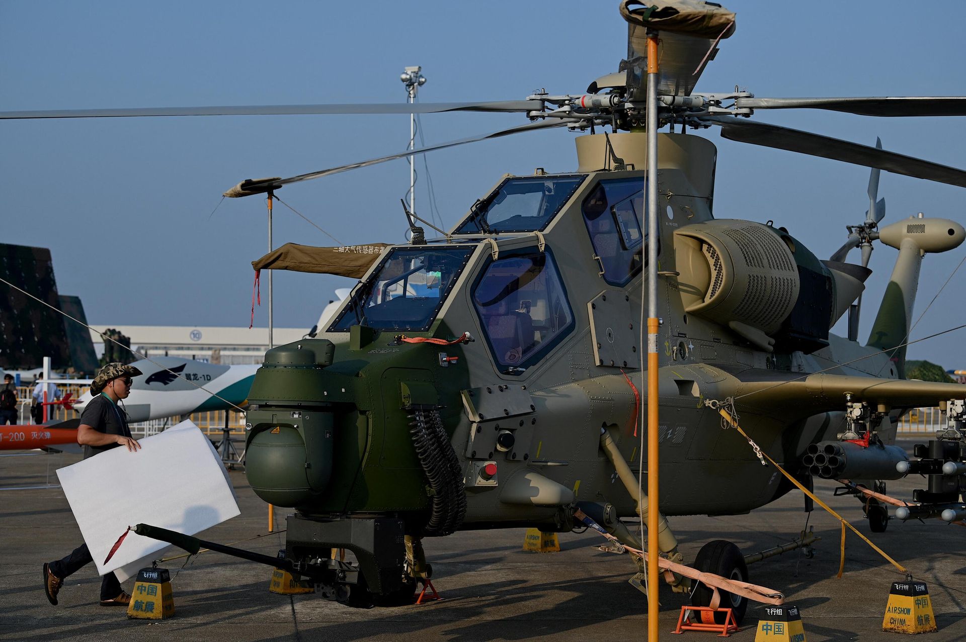 Workers are seen preparing the CAIC Z-10, a Chinese medium attack helicopter of the People's Liberation Army (PLA), a day before the 13th China International Aviation and Aerospace Exhibition in Zhuhai in southern China's Guangdong province on September 27, 2021. - Sputnik International, 1920, 11.05.2022