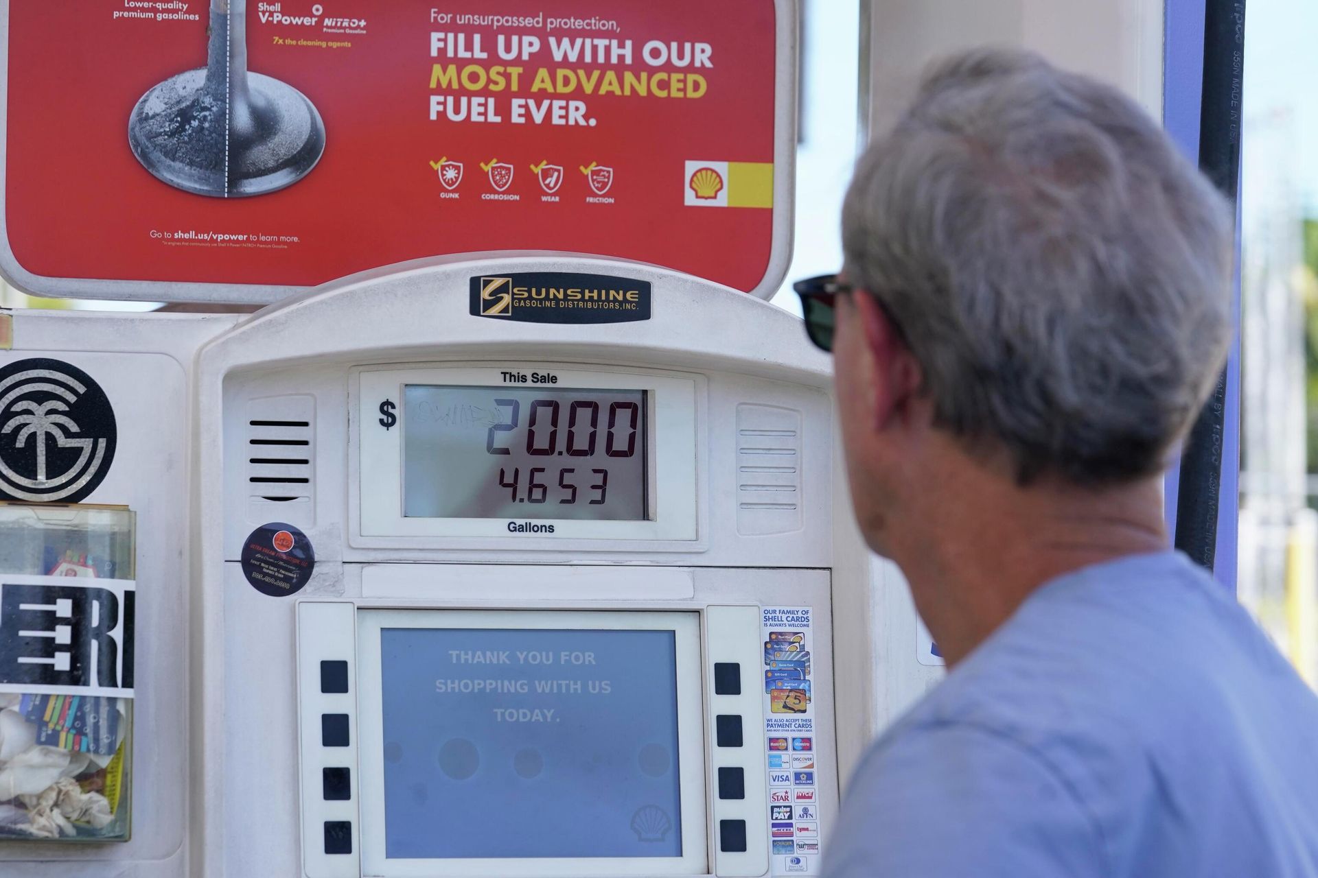 A customer pumps gas at an Exxon gas station, Tuesday, May 10, 2022, in Miami - Sputnik International, 1920, 11.06.2022