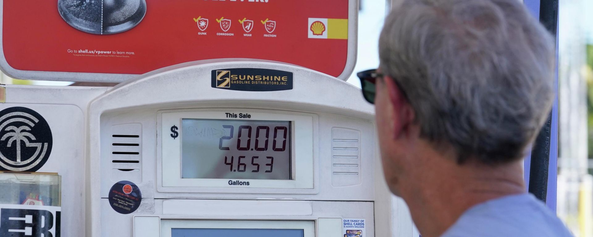 A customer pumps gas at an Exxon gas station, Tuesday, May 10, 2022, in Miami - Sputnik International, 1920, 11.05.2022