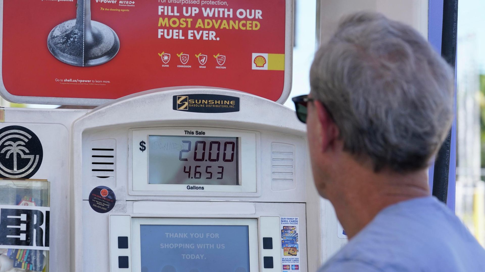 A customer pumps gas at an Exxon gas station, Tuesday, May 10, 2022, in Miami A customer pumps gas at an Exxon gas station, Tuesday, May 10, 2022, in Miami - Sputnik International, 1920, 11.05.2022