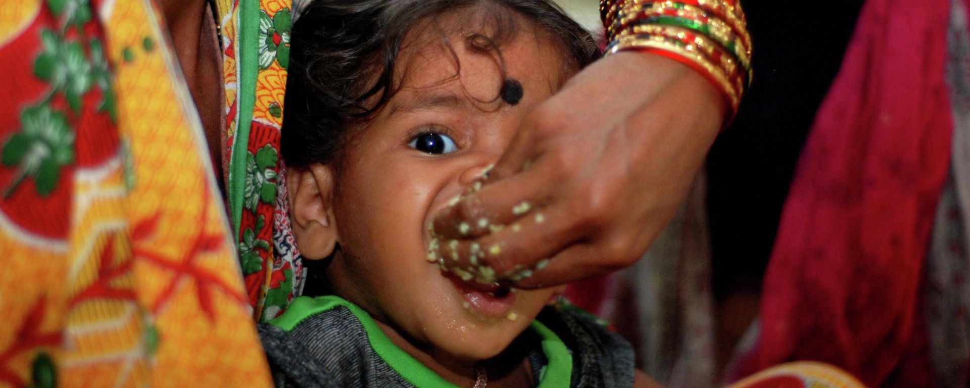 A mother feeds her child as Indian volunteers distribute relief food to cyclone evacuated people in a relief camp at Chatrapur, about 180 kilometers south of eastern city Bhubaneswar on October 12, 2013 A mother feeds her child as Indian volunteers distribute relief food to cyclone evacuated people in a relief camp at Chatrapur, about 180 kilometers south of eastern city Bhubaneswar on October 12, 2013 - Sputnik International, 1920, 11.05.2022