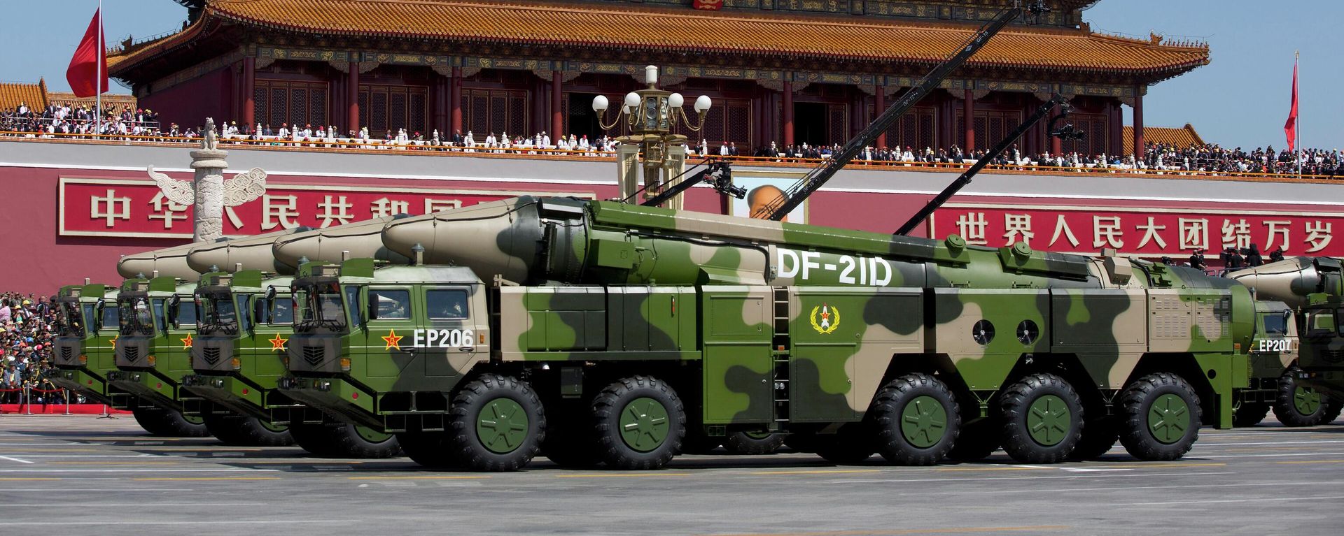 Chinese military vehicles carrying DF-21D anti-ship ballistic missiles, potentially capable of sinking a U.S. Nimitz-class aircraft carrier in a single strike, drive past Tiananmen Gate during a military parade to commemorate the 70th anniversary of the end of World War II, in Beijing on Sept. 3, 2015. Chinese military vehicles carrying DF-21D anti-ship ballistic missiles, potentially capable of sinking a U.S. Nimitz-class aircraft carrier in a single strike, drive past Tiananmen Gate during a military parade to commemorate the 70th anniversary of the end of World War II, in Beijing on Sept. 3, 2015. - Sputnik International, 1920, 29.10.2022
