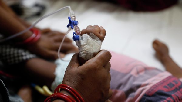 A woman holds the hand of a sick child as children suffering from various ailments and their relatives crowd the Sarojini Naidu Childrens Hospital, in Prayagraj, Uttar Pradesh, India, Monday, Sept. 6, 2021 - Sputnik International