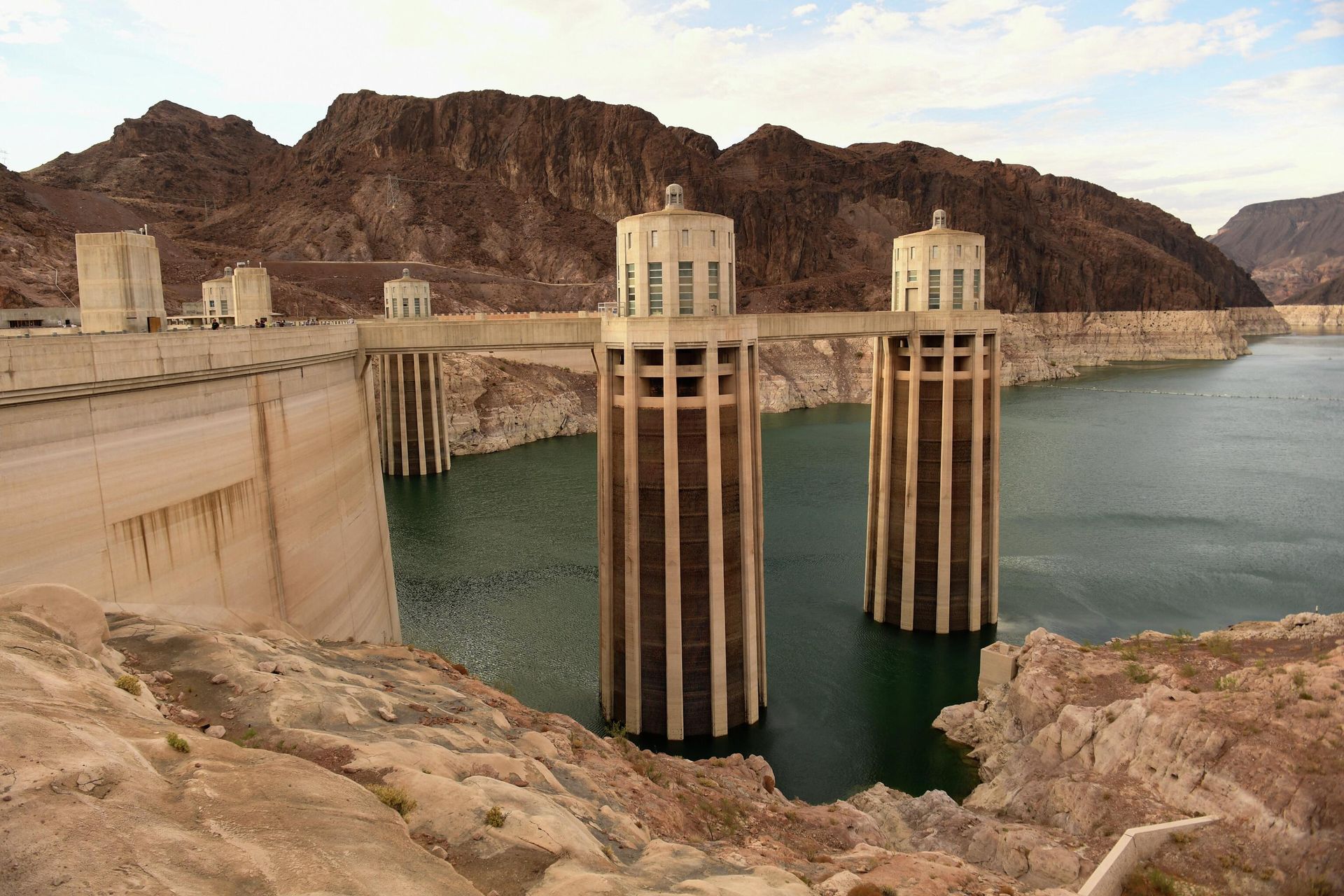 Intake towers for water to enter to generate electricity and provide hydroelectric power stand during low water levels due the western drought on July 19, 2021 at the Hoover Dam on the Colorado River at the Nevada and Arizona state border. - Sputnik International, 1920, 12.05.2022