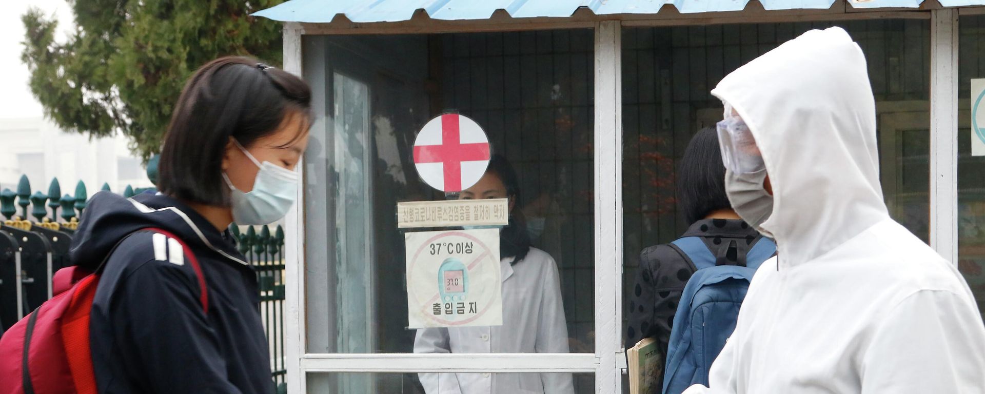 A schoolgirl wearing face mask, disinfects her hands before entering the Kumsong Secondary School No. 2 in the morning in Pyongyang, North Korea, on Nov. 3, 2021. - Sputnik International, 1920, 12.05.2022