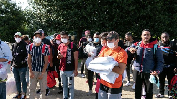 Migrants hold Red Cross blankets after arriving at Union Station near the U.S. Capitol from Texas on buses, Wednesday, April 27, 2022, in Washington. Texas Gov. Greg Abbott has said the state will provide migrants arriving at the U.S.-Mexico border bus charters to Washington. - Sputnik International