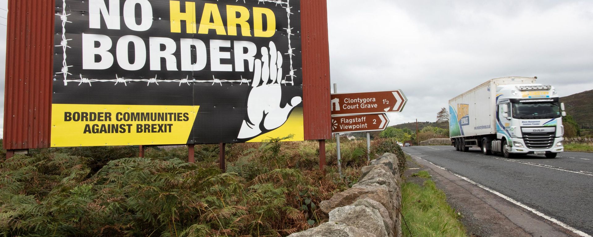 A vechile passes an anti-Brexit pro-Irish unity billboard seen from the Dublin road in Newry, Northern Ireland, on October 1, 2019 on the border between Newry in Northern Ireland and Dundalk in the Irish Republic - Sputnik International, 1920, 17.05.2022