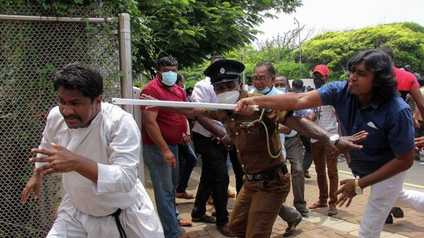 Demonstrators and government supporters clash outside the President's office in Colombo on May 9, 2022 - Sputnik International