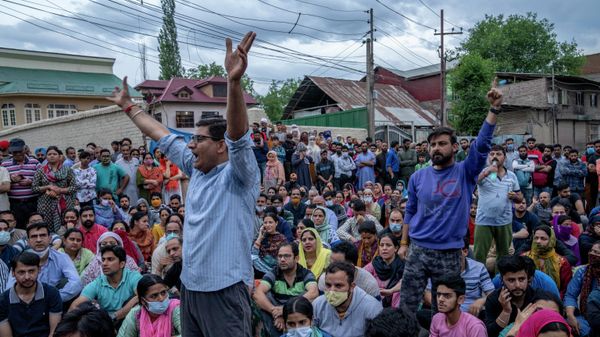 Kashmiri Hindus, known as pandits, block a road during a protest against the killing of Rahul Bhat, - Sputnik International