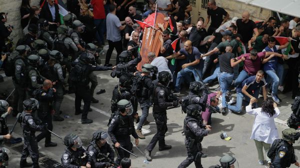 Israeli police confront with mourners as they carry the casket of slain Al Jazeera veteran journalist Shireen Abu Akleh during her funeral in east Jerusalem, Friday, May 13, 2022.  - Sputnik International