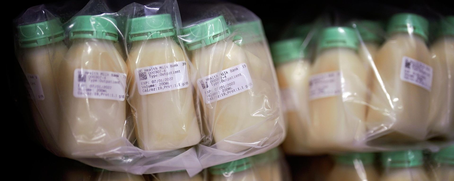 Pasteurized donor human milk sits in a refrigerator at the University of California Health Milk Bank, Friday, May 13, 2022, in San Diego. The U.S. baby formula shortage has sparked a surge of interest among moms who want to donate breast milk to help bridge the supply gap as well as those seeking to keep their babies fed.  - Sputnik International, 1920, 14.05.2022