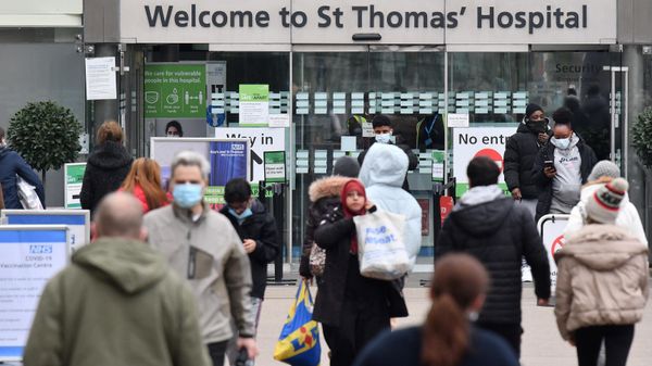People, some wearing face coverings to combat the spread of Covid-19, arrive at, and depart from, St Thomas' hospital in central London on December 23, 2021 - Sputnik International
