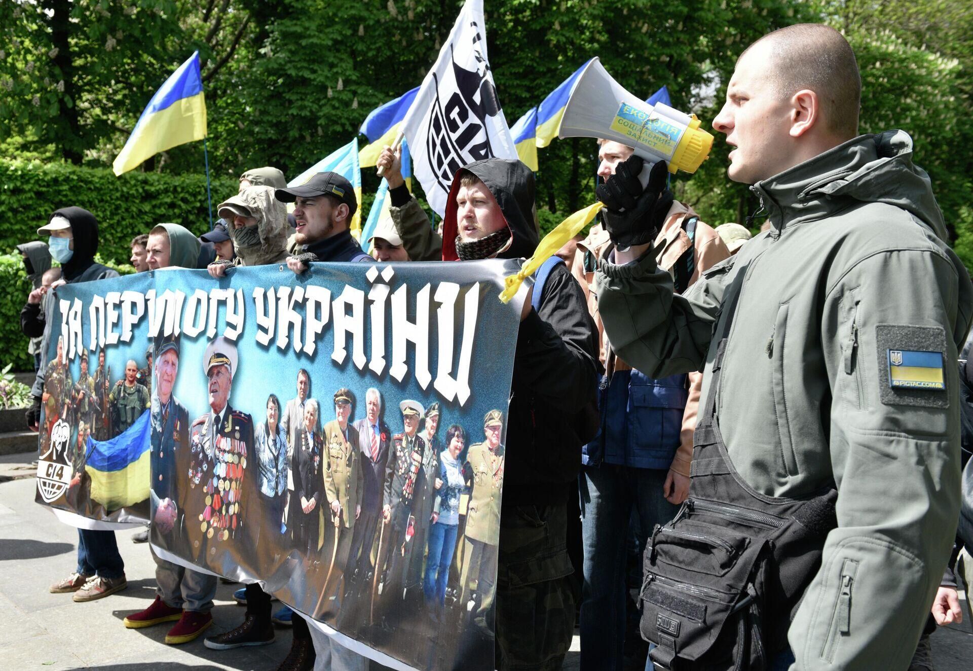 Members of the Ukrainian Nationalist Group S14 (an organisation banned in Russia) marching against “The Immortal Regiment” rally in Kiev. Members of the Ukrainian Nationalist Group S14 (an organisation banned in Russia) marching against “The Immortal Regiment” rally in Kiev. - Sputnik International, 1920, 14.05.2022