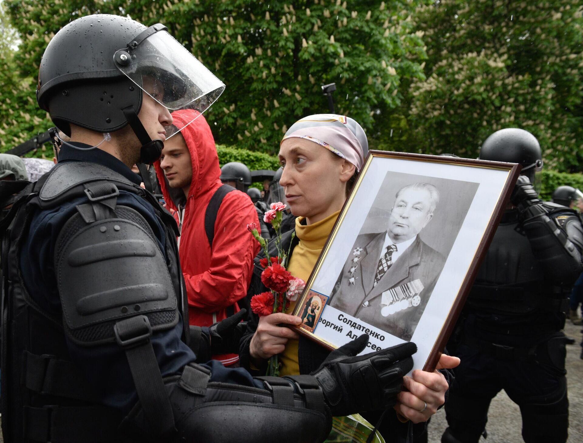 A participant of “The Immortal Regiment” rally in Kiev. A participant of “The Immortal Regiment” rally in Kiev. - Sputnik International, 1920, 14.05.2022